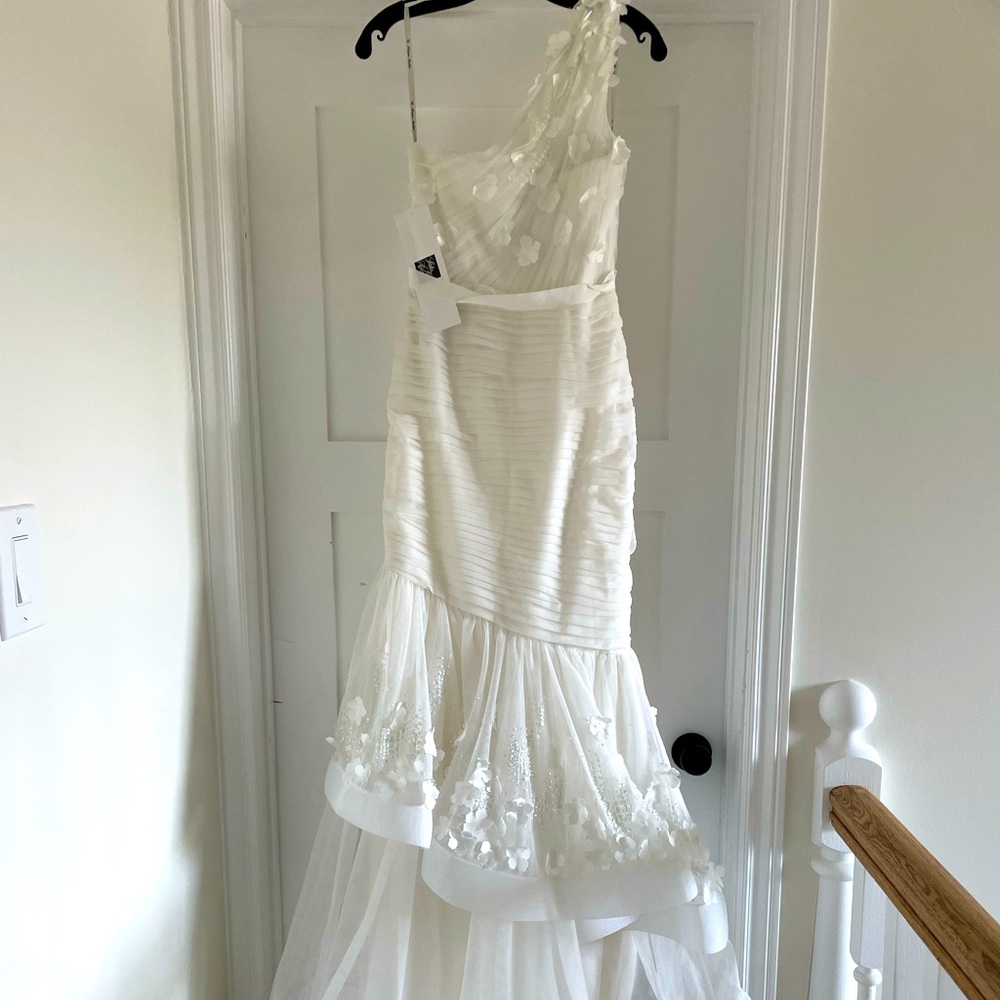 Monique lhuiller white gown size 4